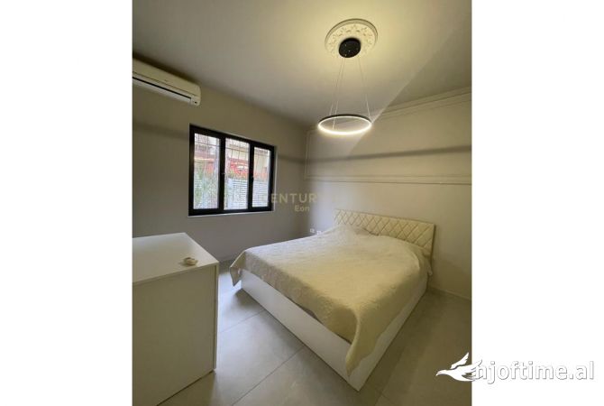 Shtepi ne shitje Vila Luksoze ne Durres, 2+1, Mobilimi E mobiluar, Pagesa 260,000  Euro.