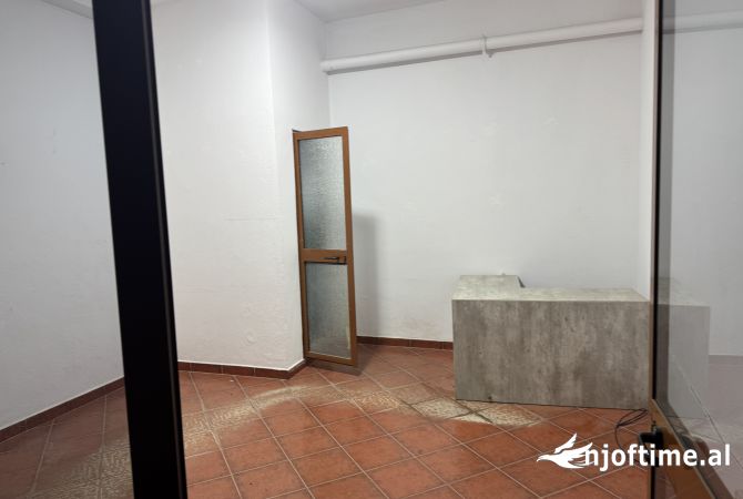 Ambient biznesi me qera 3+1 ne Tirane - 150 Euro