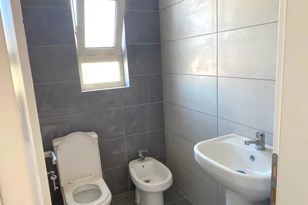 Shtepi ne shitje Apartament ne Tirane, 2+1, Mobilimi E mobiluar, Pagesa 118,000  Euro.