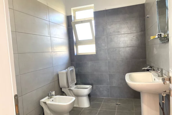 Shtepi ne shitje Apartament ne Tirane, 2+1, Mobilimi E mobiluar, Pagesa 118,000  Euro.