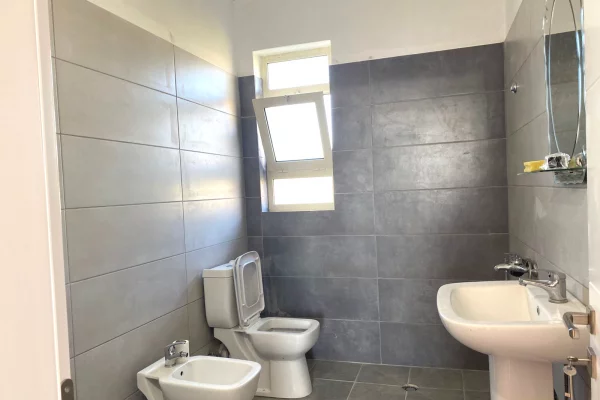 Shtepi ne shitje Apartament ne Tirane, 2+1, Mobilimi E mobiluar, Pagesa 118,000  Euro.
