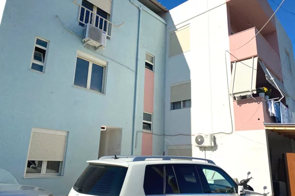 Shtepi ne shitje Apartament ne Tirane, 2+1, Mobilimi E mobiluar, Pagesa 118,000  Euro.