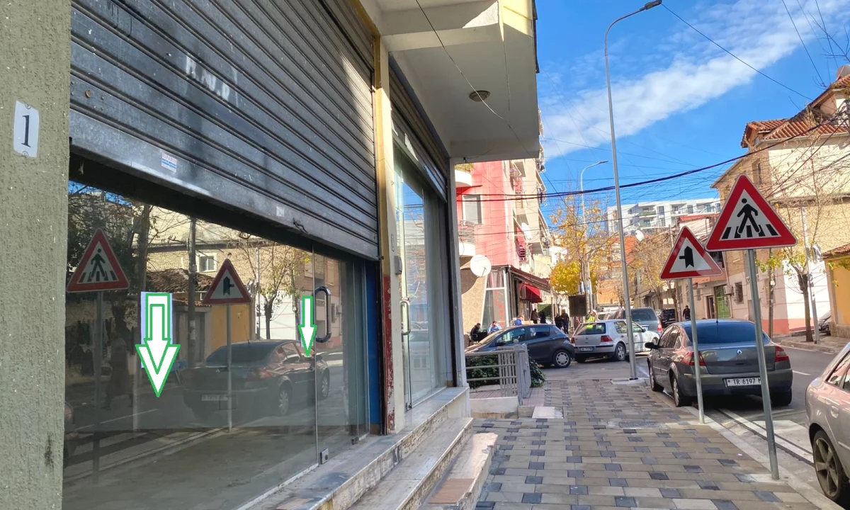  Jepet me qera Dyqan tek Sheshi Willson Tirane.