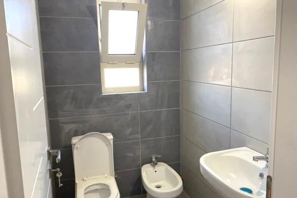 Shtepi ne shitje Apartament ne Tirane, 2+1, Mobilimi E mobiluar, Pagesa 119,000  Euro.