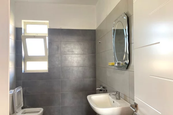 Shtepi ne shitje Apartament ne Tirane, 2+1, Mobilimi E mobiluar, Pagesa 119,000  Euro.