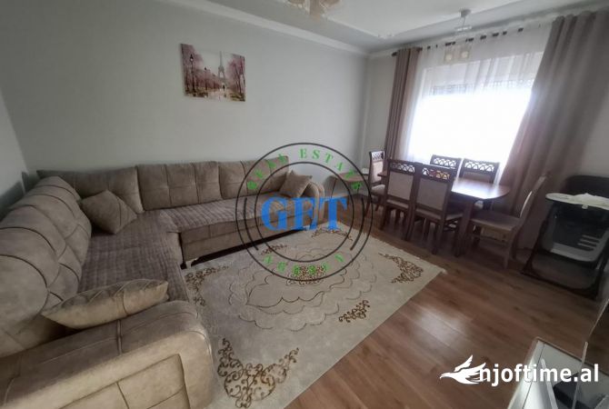 Shitet Apartament 2+1, i mobiluar totalisht, në katin e 5-të, pa ashensor. 