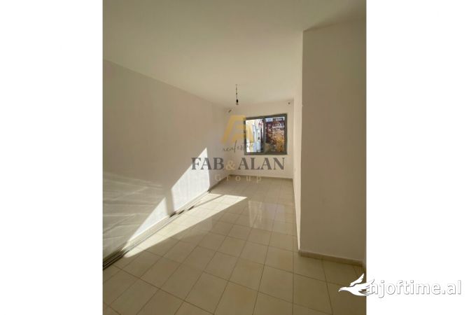 Shtepi ne shitje Apartament ne Tirane, 2+1, Mobilimi Bosh, pa mobiluar, Pagesa 88,000  Euro.