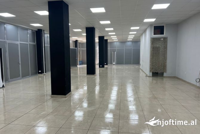 Ambient biznesi me qera 3+1 ne Tirane - 2,400 Euro