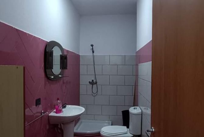 Shtepi me qera Apartament ne Tirane, 2+1, Mobilimi E mobiluar, Pagesa 65,000  Leke.
