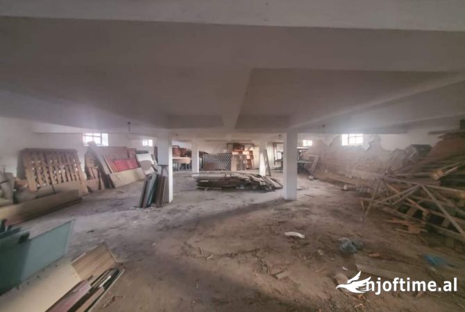 Shitet magazine 2 kate 700m2 hyrje te korces zona industriale