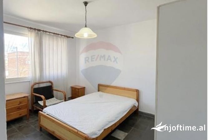 Shtepi me qera Apartament ne Tirane, 3+1, Mobilimi Pjeserisht e mobiluar, Pagesa 400  Euro.