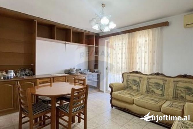 Shtepi me qera Apartament ne Tirane, 3+1, Mobilimi Pjeserisht e mobiluar, Pagesa 400  Euro.