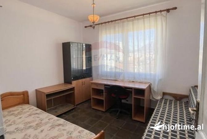Shtepi me qera Apartament ne Tirane, 3+1, Mobilimi Pjeserisht e mobiluar, Pagesa 400  Euro.