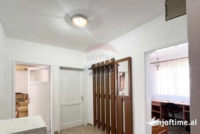 Shtepi me qera Apartament ne Tirane, 3+1, Mobilimi Pjeserisht e mobiluar, Pagesa 400  Euro.