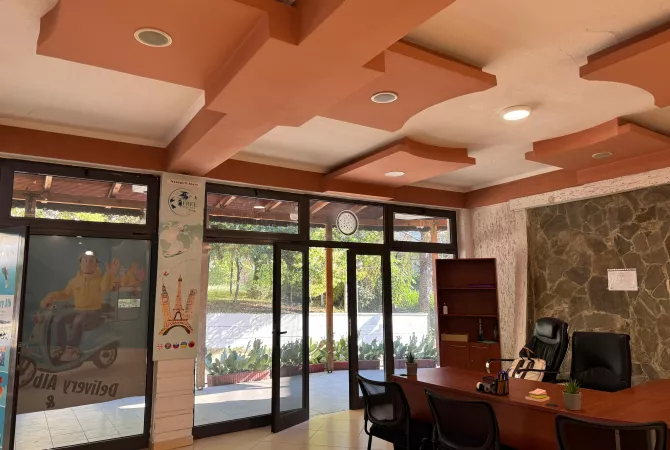 Ambiente Commerciale in Affitto 3+1 a Tirana - 400 Euro