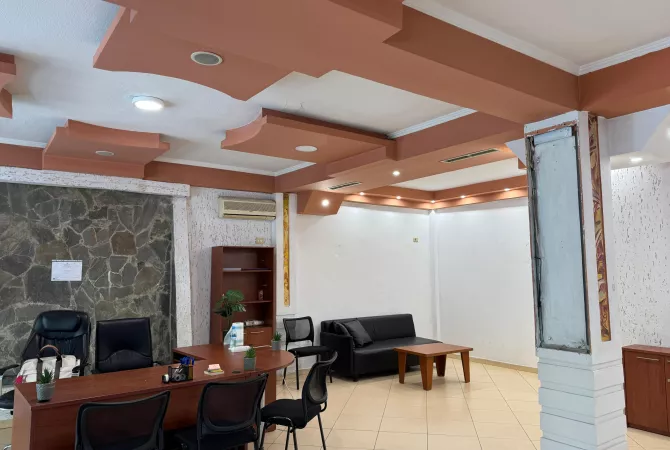 Ambiente Commerciale in Affitto 3+1 a Tirana - 400 Euro