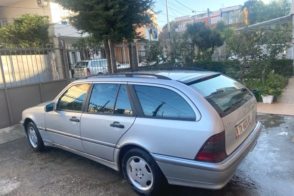 Makina ne shitje ne Tirane - 1,800 Euro