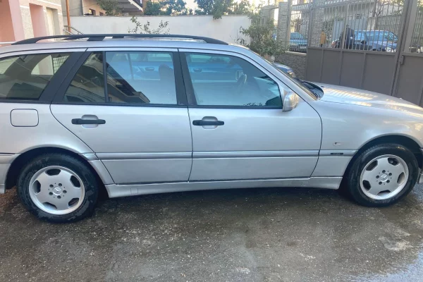 Makina ne shitje ne Tirane - 1,800 Euro