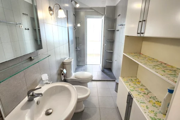 Shtepi me qera 3+1 ne Tirane - 150,000 Leke