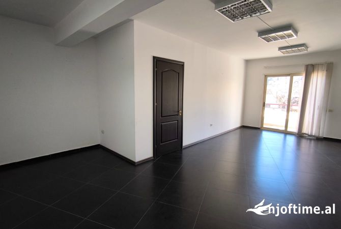 Ambient biznesi me qera 3+1 ne Tirane - 180,000 Leke