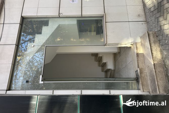 Jepet me qera zyra per klinika sallone bukurie riali state etj