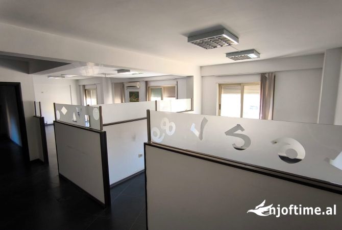 Jepet me qera zyra per klinika sallone bukurie riali state etj