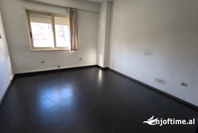 Jepet me qera zyra per klinika sallone bukurie riali state etj