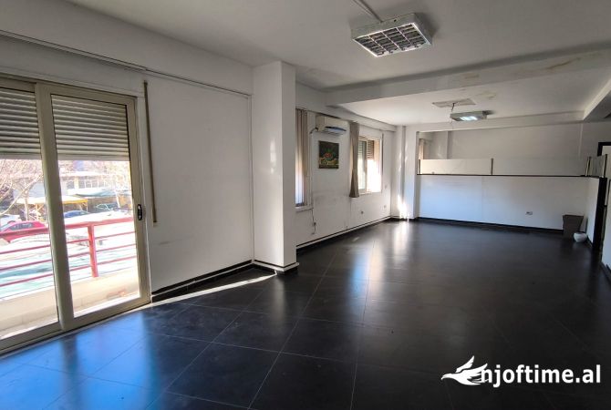 Jepet me qera zyra per klinika sallone bukurie riali state etj