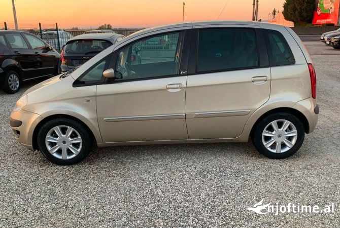 Makina ne shitje ne Tirane - 2,500 Euro