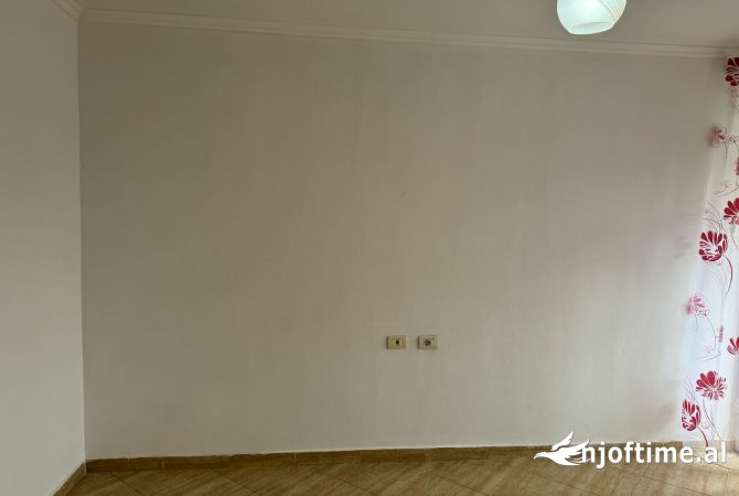 Shtepi ne shitje Apartament ne Tirane, 1+1, Mobilimi Bosh, pa mobiluar, Pagesa 98,000  Euro.