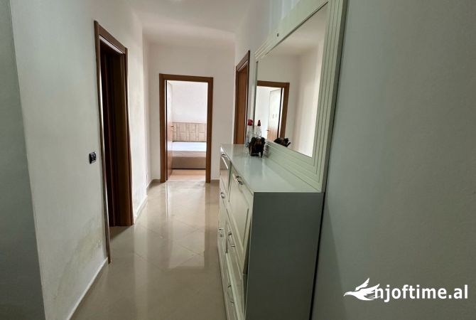 Shtepi ne shitje Apartament ne Tirane, 2+1, Mobilimi E mobiluar, Pagesa 110,000  Euro.