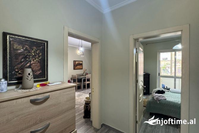 Shtepi ne shitje Apartament ne Tirane, 2+1, Mobilimi E mobiluar, Pagesa 174,999  Euro.