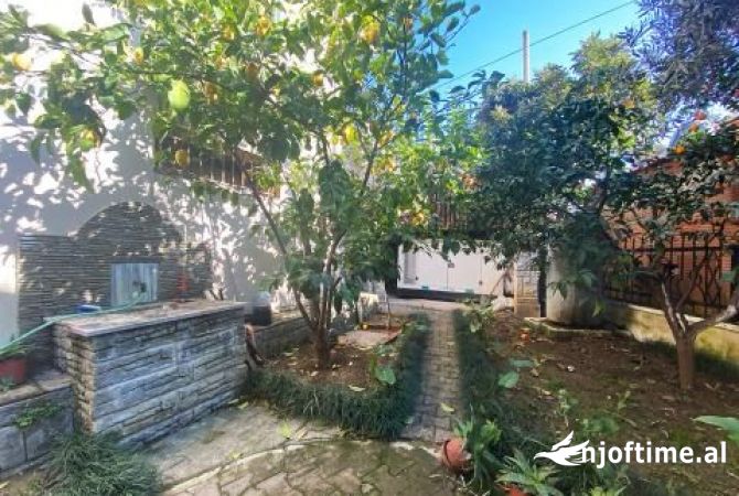 Shtepi ne shitje Vila Luksoze ne Tirane, 7+1, Mobilimi E mobiluar, Pagesa 455,000  Euro.