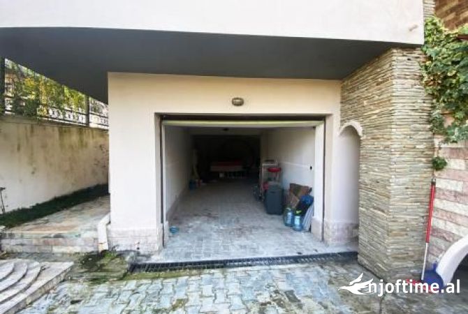 Shtepi ne shitje Vila Luksoze ne Tirane, 7+1, Mobilimi E mobiluar, Pagesa 455,000  Euro.