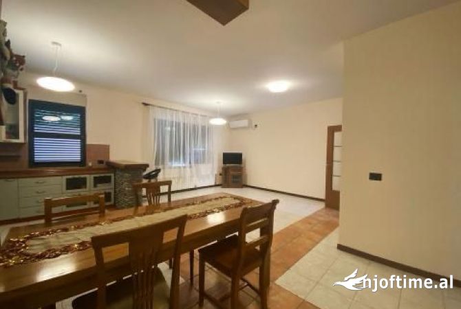 Shtepi ne shitje Vila Luksoze ne Tirane, 7+1, Mobilimi E mobiluar, Pagesa 455,000  Euro.