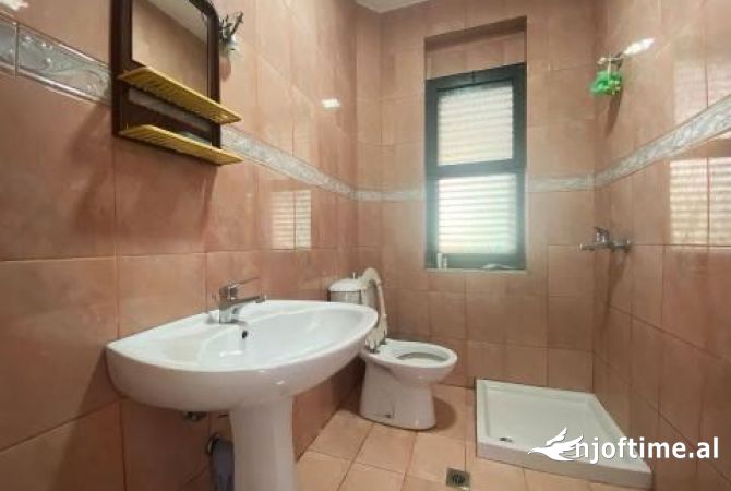 Shtepi ne shitje Vila Luksoze ne Tirane, 7+1, Mobilimi E mobiluar, Pagesa 455,000  Euro.