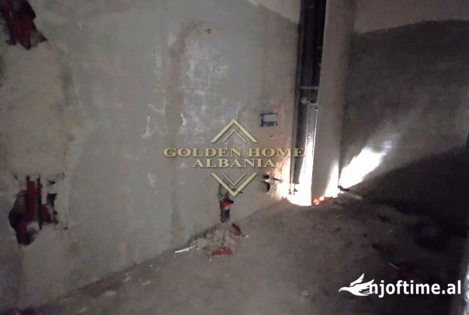 Shtepi ne shitje Apartament ne Tirane, 2+1, Mobilimi Bosh, pa mobiluar, Pagesa 170,150  Euro.