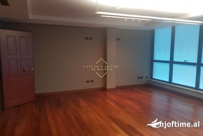 JEPET ME QERA AMBIENT KOMERCIAL TEK RRUGA E BARRIKADAVE