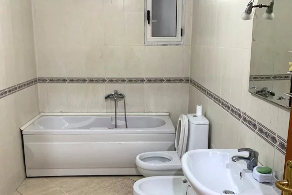 Shtepi me qera Apartament ne Tirane, 2+1, Mobilimi E mobiluar, Pagesa 650  Euro.