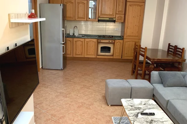 Shtepi me qera Apartament ne Tirane, 2+1, Mobilimi E mobiluar, Pagesa 650  Euro.