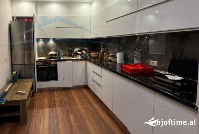 Shtepi ne shitje Apartament ne Tirane, 2+1, Mobilimi E mobiluar, Pagesa 203,000  Euro.
