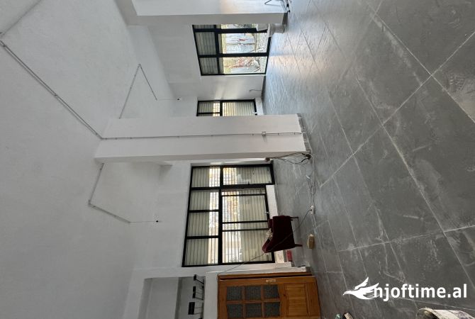Ambient biznesi me qera 3+1 ne Tirane - 100,000 Leke