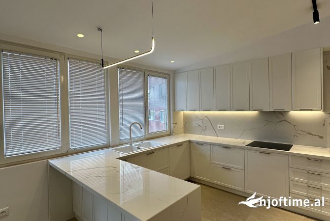 Shtepi ne shitje Penthose(kati i fundit panoramik) ne Tirane, 3+1, Mobilimi E mobiluar, Pagesa 570,000  Euro.