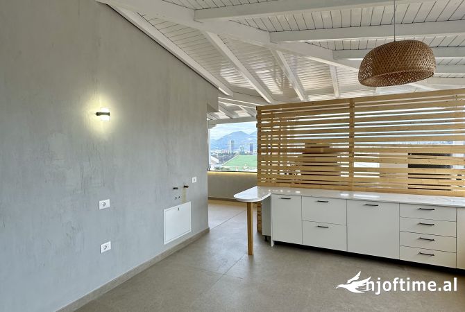 Shtepi ne shitje Penthose(kati i fundit panoramik) ne Tirane, 3+1, Mobilimi E mobiluar, Pagesa 570,000  Euro.