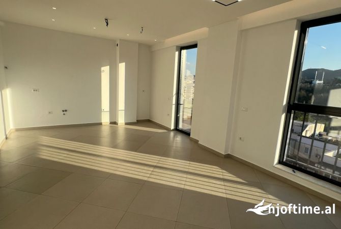 Ambient biznesi me qera 3+1 ne Tirane - 1,000 Euro