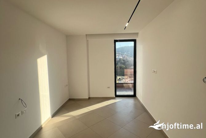 Ambient biznesi me qera 3+1 ne Tirane - 1,000 Euro