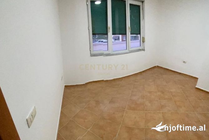 Ambient biznesi me qera 3+1 ne Tirane - 700 Euro