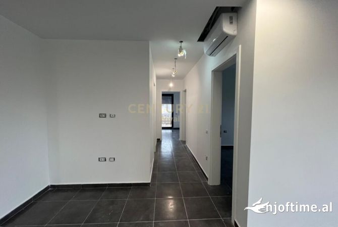 Shtepi ne shitje Apartament ne Tirane, 3+1, Mobilimi Bosh, pa mobiluar, Pagesa 286,650  Euro.