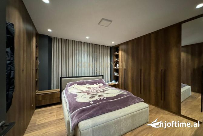 Shtepi ne shitje Apartament ne Tirane, 2+1, Mobilimi E mobiluar, Pagesa 3,450,000  Euro.