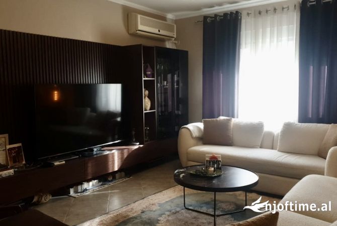 Shtepi me qera Apartament ne Tirane, 3+1, Mobilimi E mobiluar, Pagesa 80,000  Leke.